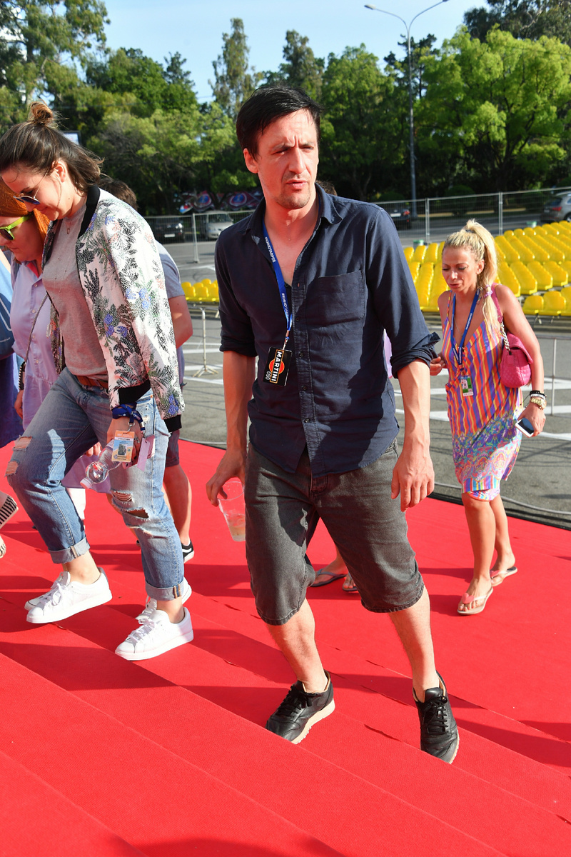 Говорят, кувырком у Смольянинова* всё пошло куда раньше 2022 года. Просто он начал пить и дебоширить на светских тусовках. Приглашать быстро перестали. А затем и кино "отвалилось". Тогда Артур* решил сыграть в протест и немного переиграл. Фото: © Komsomolskaya Pravda/Globallookpress 