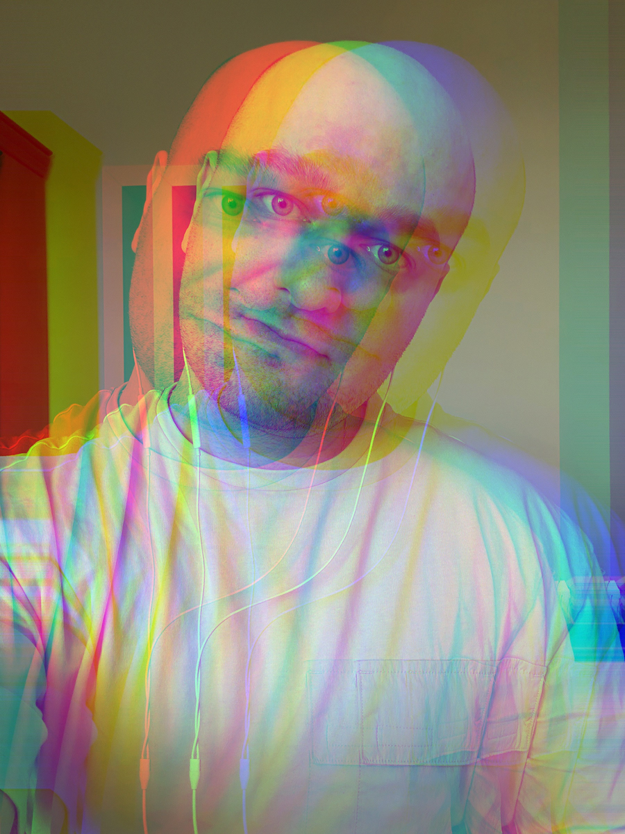 Глазами, в которых есть и капиталист, и командный игрок, и русский, и немец, и футболист, и философ-любитель, и финансист, и нищий, и тяжело больной, и нахрапистый и энергичный...