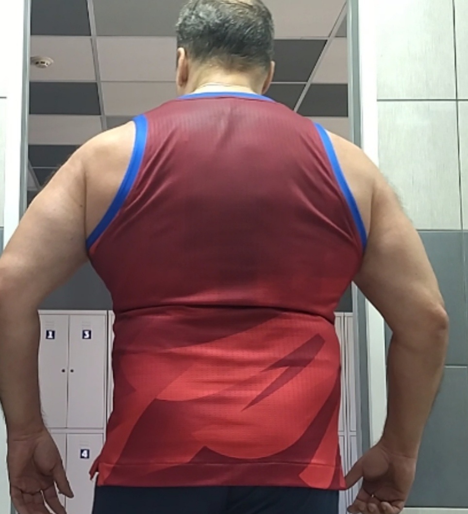 ...думал похвастаться V- образной спиной, но пришлось обрезать верх фотки из-за лысины на макушке 😄