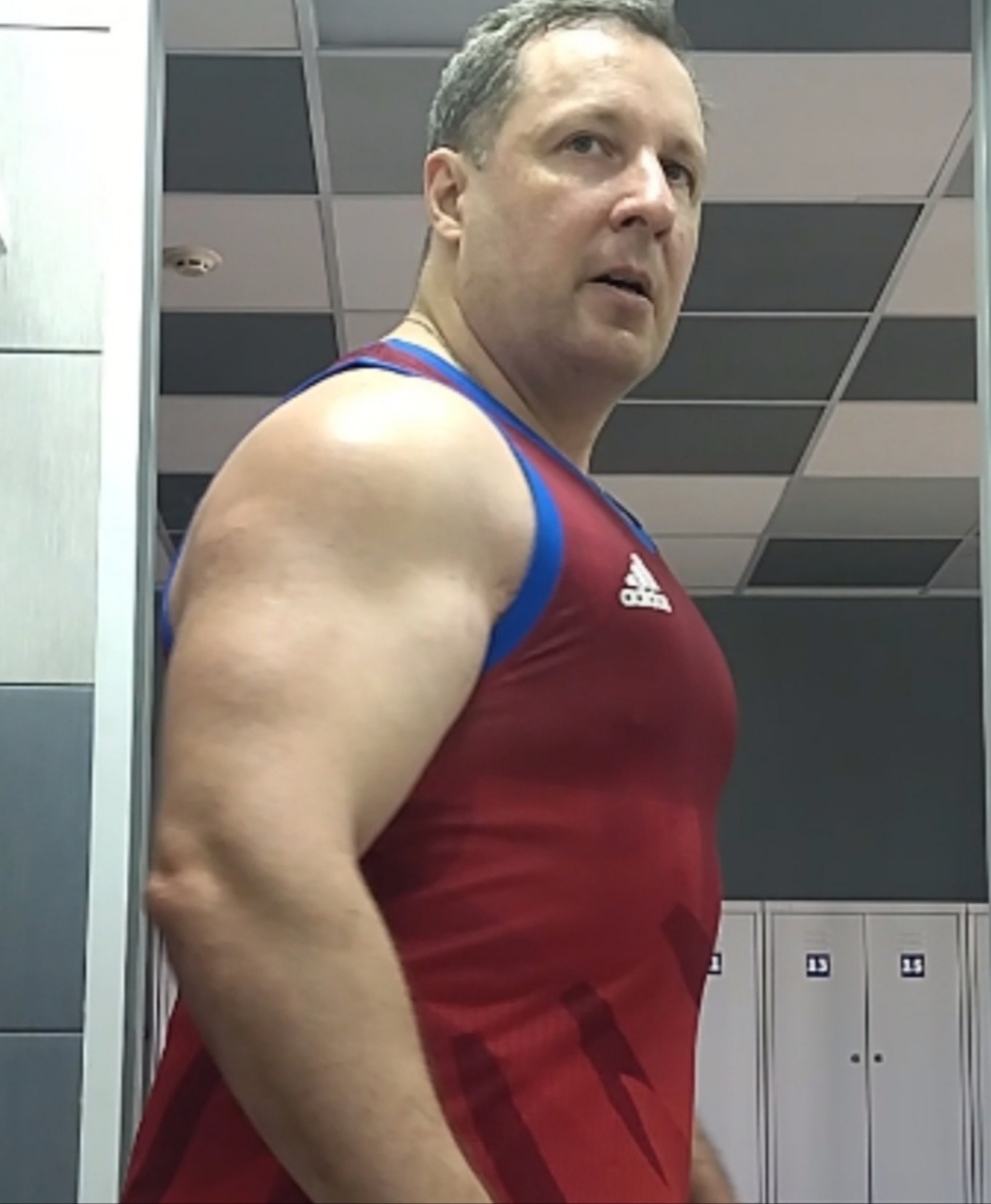 На фото у престарелого автора  челюсть отвисла - так хочется тренироваться. А может просто на глаза попалась симпатичная посетительница ФК... 