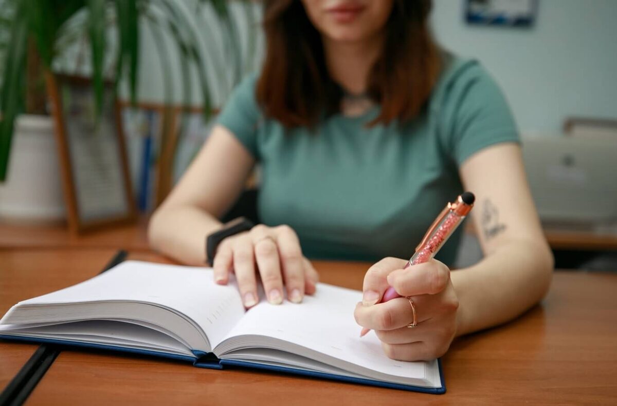    То, какой рукой пишет человек, зависит от особенностей работы его мозга. Источник: noyabrsk-inform.ru