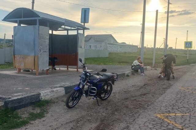    Молодежь облюбовала ненужные для жителей остановки. Фото: Предоставлено героем публикации