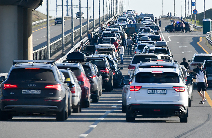    Очередь из автомобилей в сторону Крымского моста.Роман Соколов/ТАСС