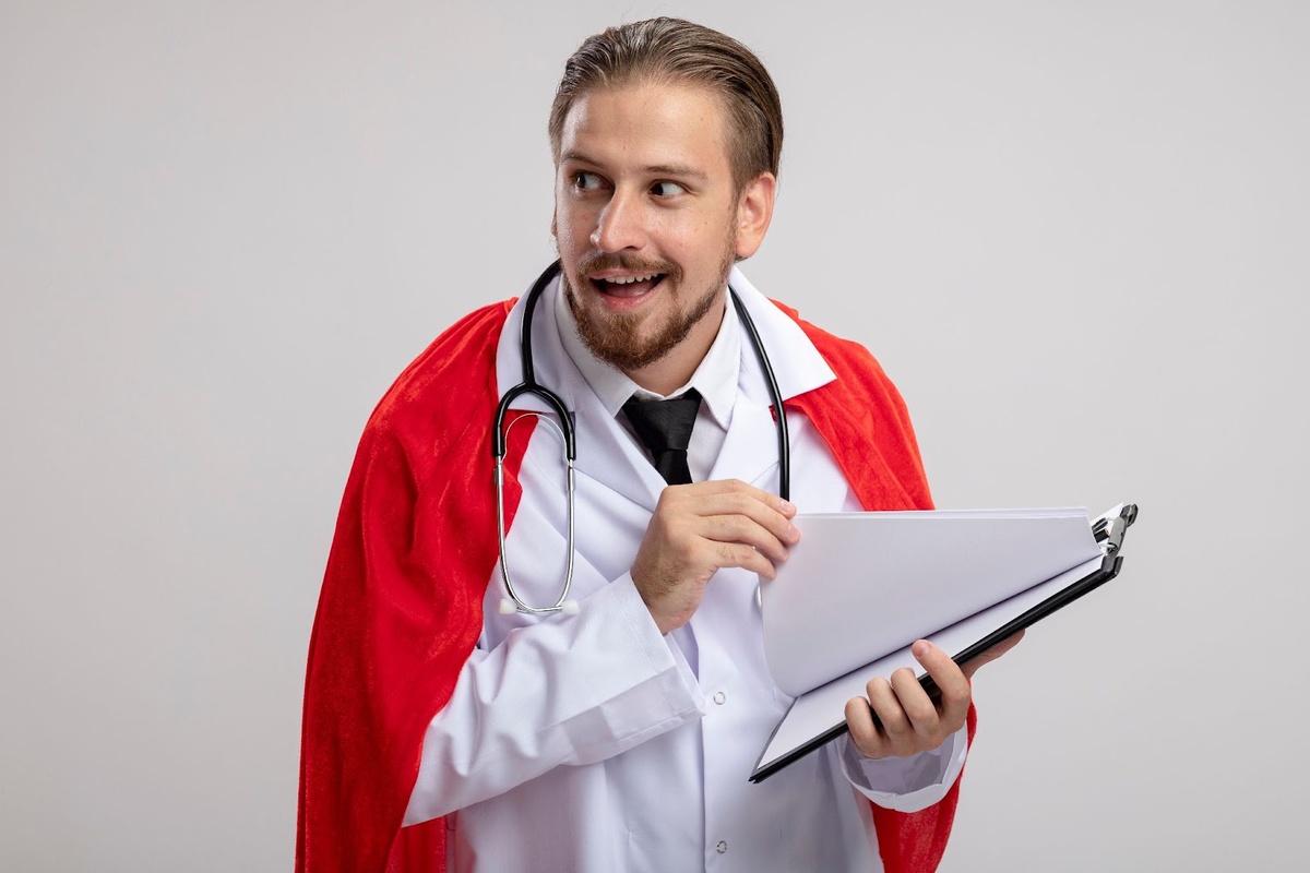 Источник изображения: <a href="https://ru.freepik.com/free-photo/zadnyi-molodoi-supergeroi-smotrit-na-bok-v-medicinskom-khalate-so-stetoskopom-listaa-bufer-obmena-na-belom-fone_13538047.htm#fromView=search&page=1&position=6&uuid=809bb069-3609-4e4b-817d-b31fbf624844">Изображение от stockking на Freepik</a>