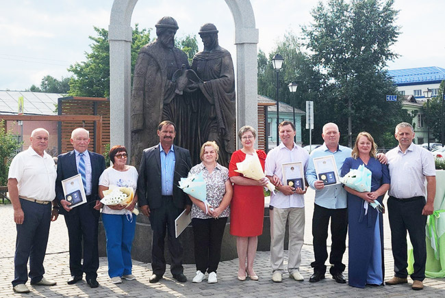 Вадим Лысанов и Сергей Крохалев с награждёнными семьями (слева направо): Анатолий и Елена Романовы, Алексей и Татьяна Пигасовы, Елена и Роман Мальгиновы, Вячеслав и Надежда Лаврухины