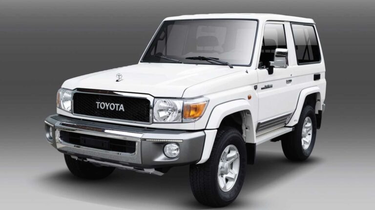 Крепкие и надежные внедорожники Toyota Land Cruiser 70 2024 появились в продаже в РФ. Стоимость такого автомобиля от «Тойота» начинается с отметки в 6,38 млн рублей, о чем пишут «Автоновости дня».