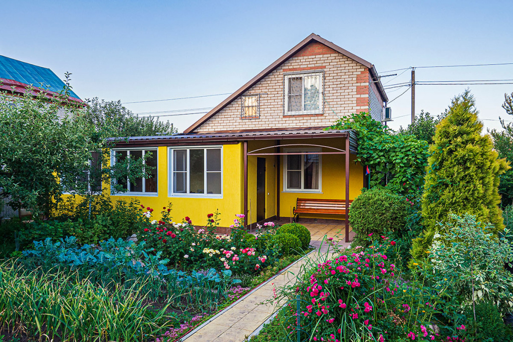 Тротуарная плитка подойдет для создания дорожек на даче. Источник: Shutterstock📷
