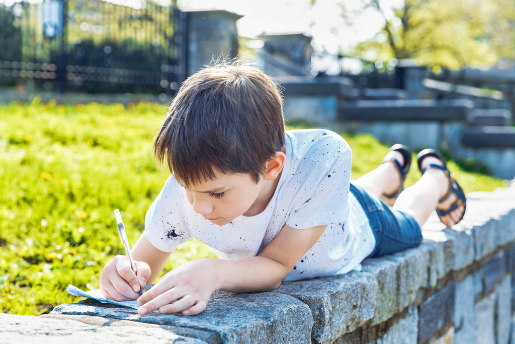 Фанфик — способ подарить вторую жизнь любимым персонажам. Источник: Shutterstock📷
