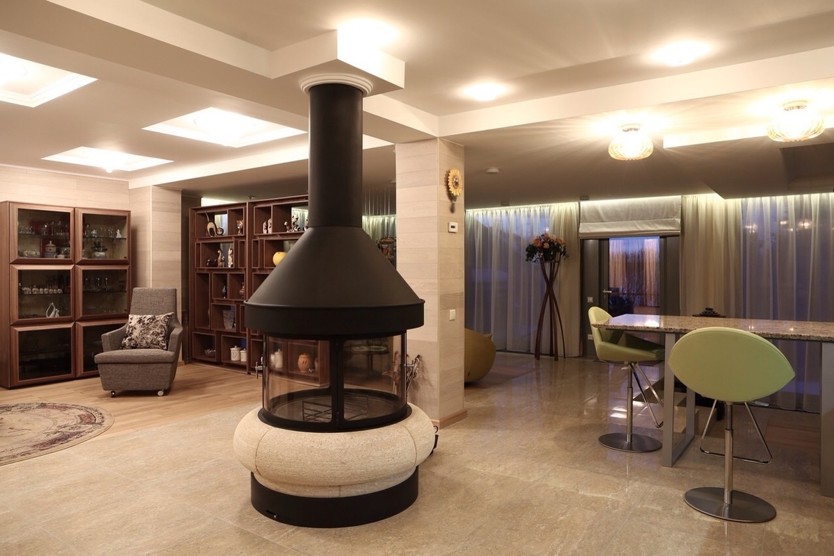 Камин ZEUS CENTRAL, со стеклом (Traforart)