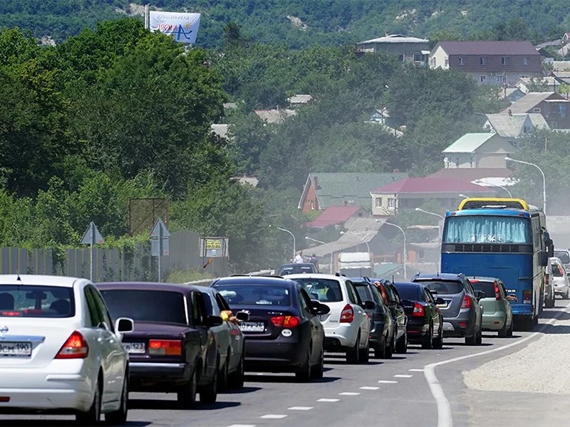 На прошлой неделе тысячи автомобилистов, направляющихся на отдых на черноморское побережье Кубани, столкнулись с многокилометровыми пробками на основных трассах региона.