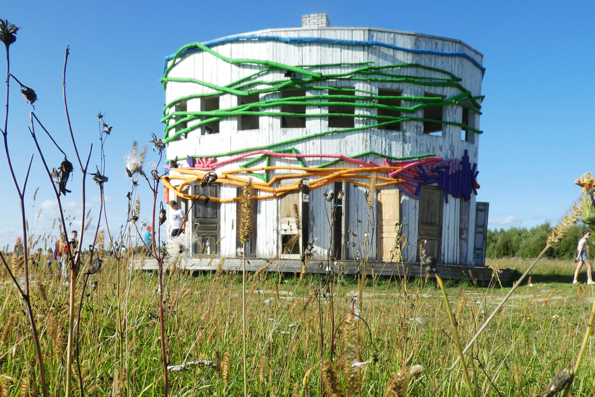 «Ротонда» с множеством дверей — архитектурный проект Александра Бродского — каждый год предстаёт перед гостями в обновлённом виде. Фото: Татьяна Афанасьева