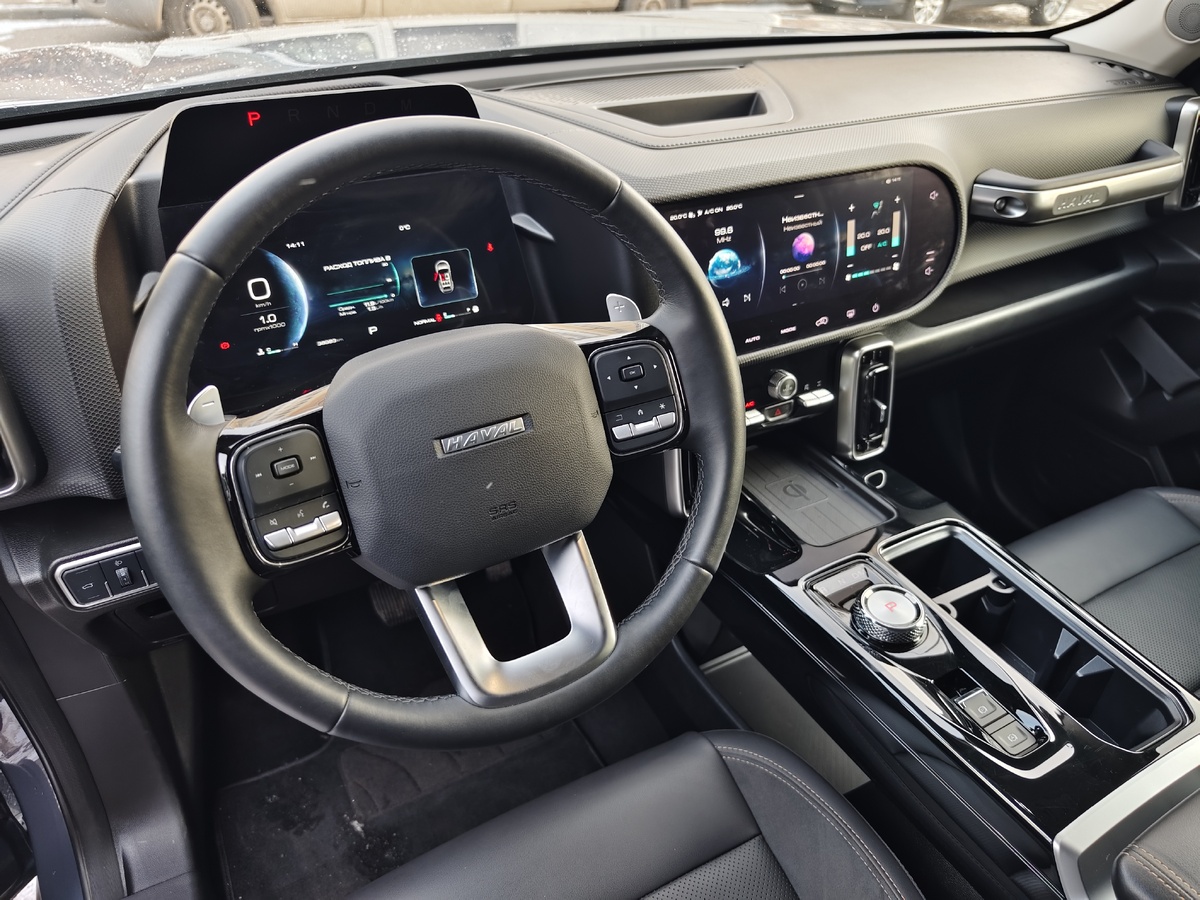 Три цветовых варианта интерьера Dargo.
Сиденья установлены достаточно высоко — настолько, что даже поклоннику высокой «автобусной» посадки, в кои-то веки не захотелось поднимать кресло до упора вверх.Второй ряд в Дарго на редкость удобен и комфортен.
 Помимо упомянутых поручней здесь есть откидной подлокотник с подстаканниками, дефлекторы вентиляции, USB-разъемы, карманы в спинках передних кресел и в дверях (причем там еще и для бутылок с напитками есть места), а также подогрев спинок.
Объем багажника Dargo X достаточно скромен — всего 333 литра под шторкой.
Неплохо и с местами для хранения в салоне. Есть скрытая полочка в «подвале» центрального тоннеля (там же расположены разъемы на 12 вольт и порт USB, еще один USB-разъем расположен с правой стороны кожуха электроники за внутрисалонным зеркалом), отсек в подлокотнике, полочка под лобовым стеклом и еще одна полочка над перчаточным ящиком. Но вот очечника, увы, не нашлось.
