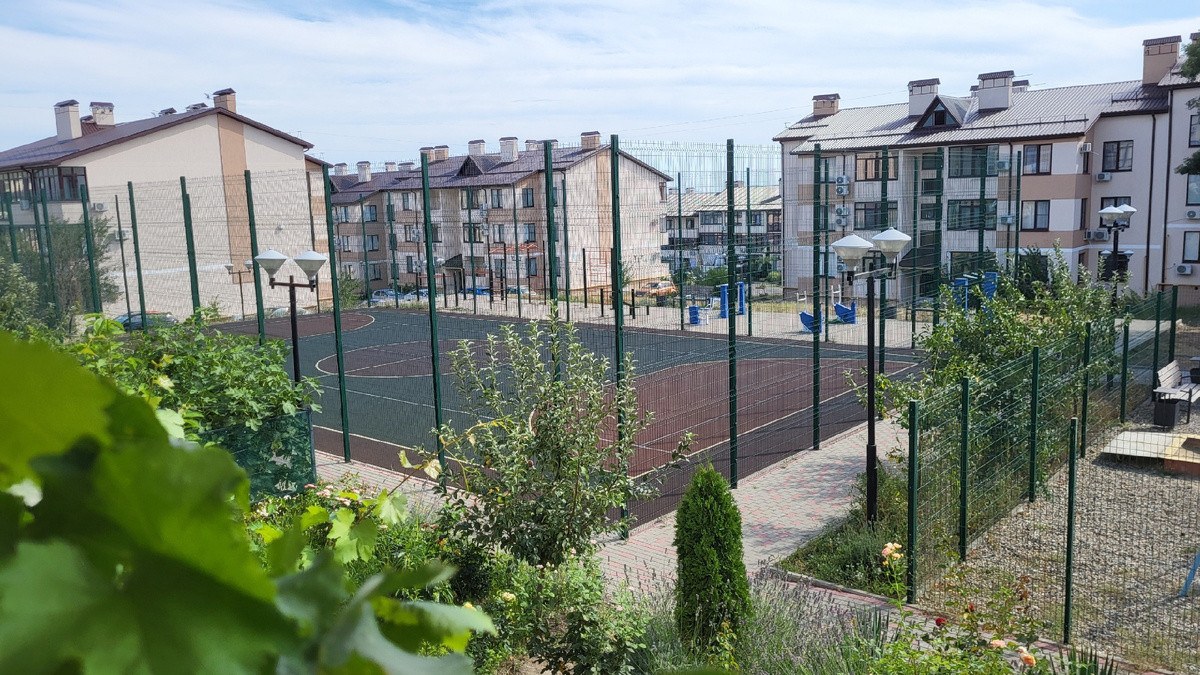 Дворы в ЖК разные: где-то есть детские площадки, где-то только парковки.