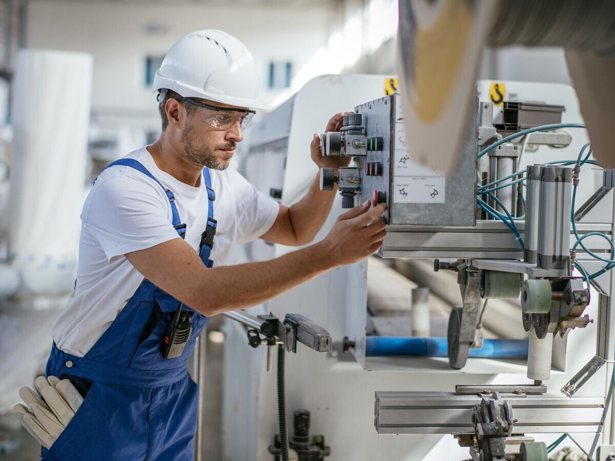    Мужчина во время работы на производстве© iStock.com / Milos Dimic