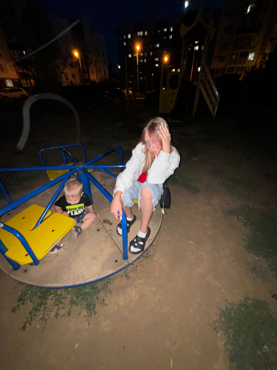Провожает сестру.