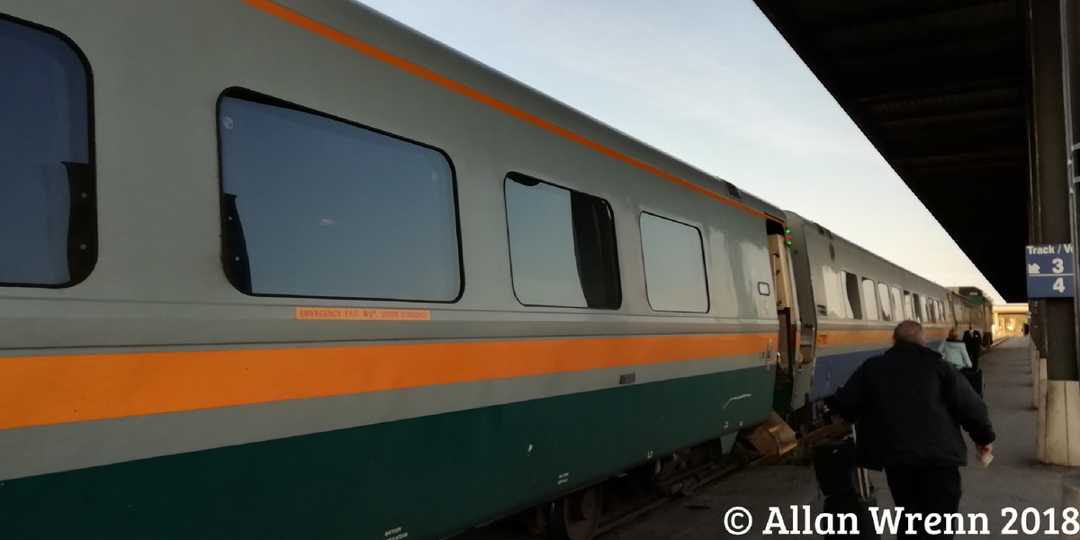 На фото поезд №38 Оттава - Монреаль. Фото автора канала. Поезд № 61 Монреаль - Торонто точно в такой же ливрее. 