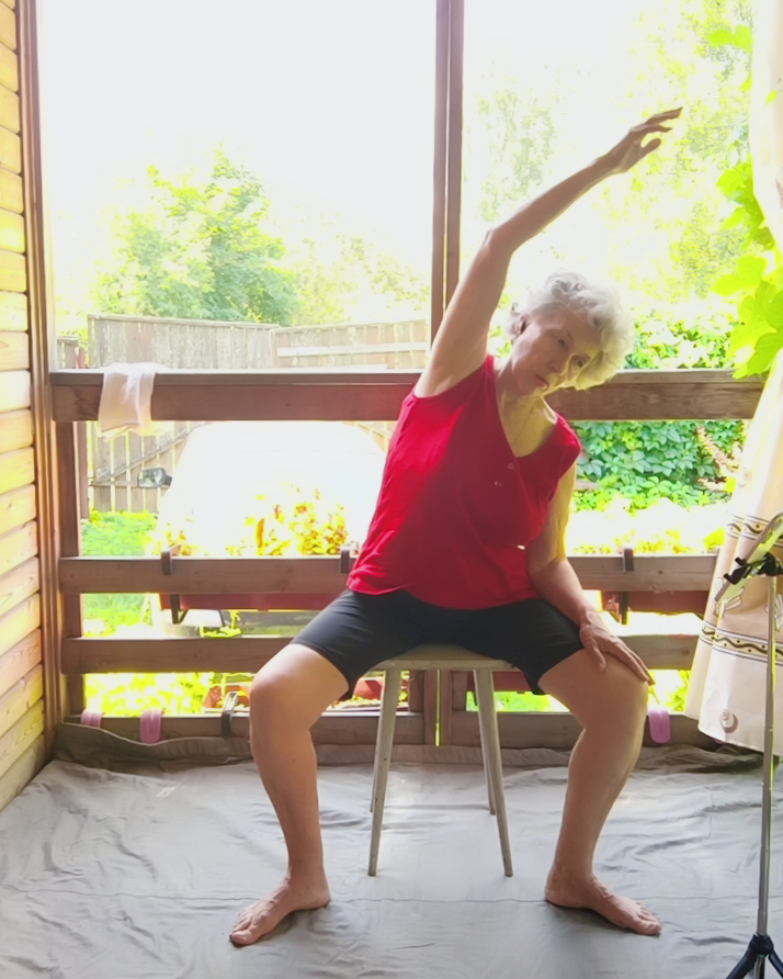 Делаем наклоны корпуса в бок с рукой над головой, влево...вправо…