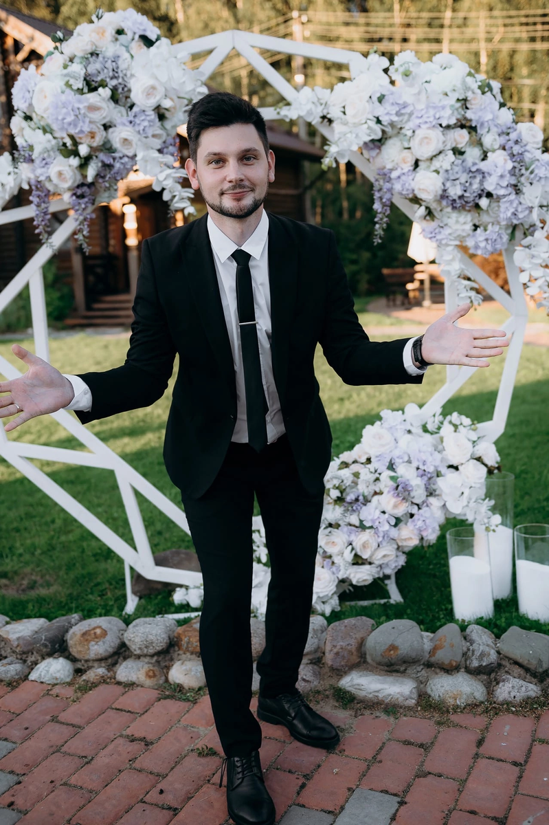 Вот так примерно выглядит ведущий…