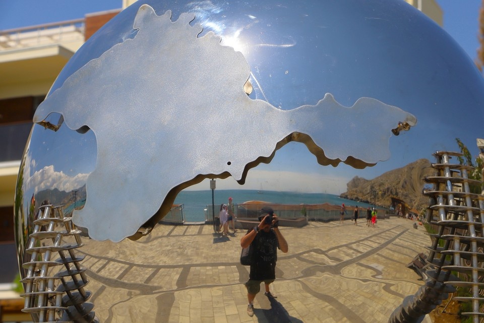    На земном шаре четко обозначен Крымский полуостров. Фото: Александр Кирьяков/Vk