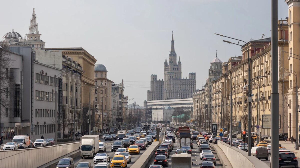 По сравнению с прошлым годом автомобили на московских дорогах в среднем стали двигаться на 15% быстрее. Такие данные приводит столичный дептранс в своём телеграм-канале.