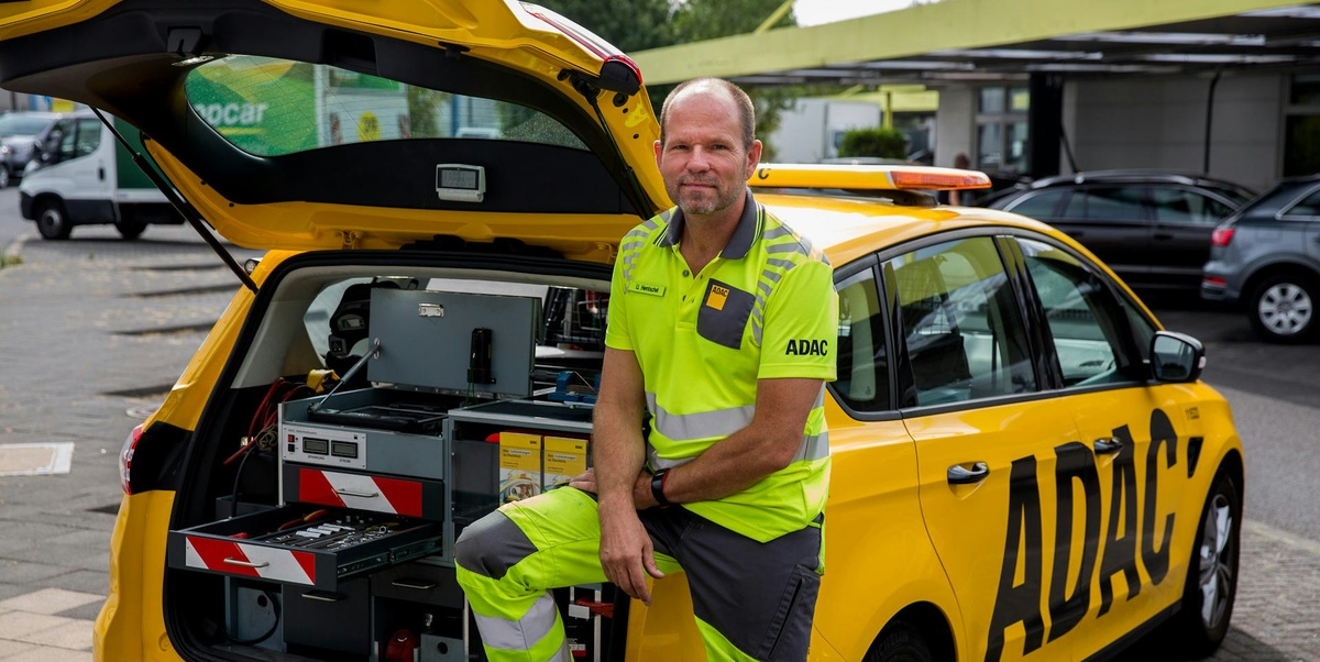 А вот так выглядит настоящий сотрудник службы помощи на дороге ADAC вместе со своим специальным транспортным средством.