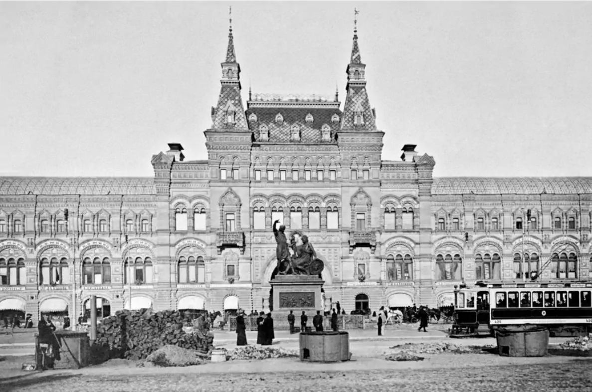 Памятник Минину и Пожарскому, рядом проезжает трамвай. Москва, 1910 г