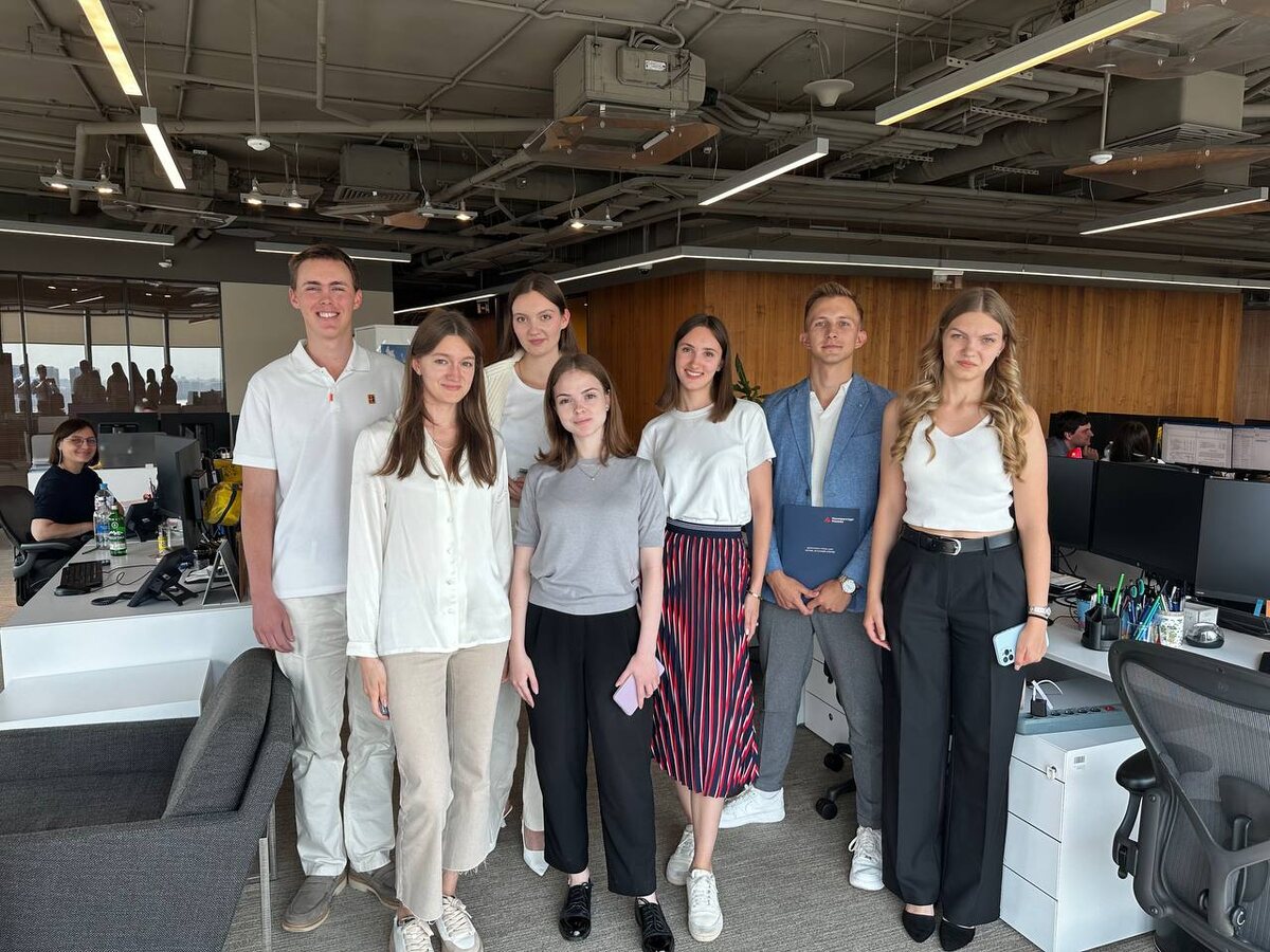 На фото (слева направо): Ерохин Антон, Витер Алина, Пириверзина Агафья, Лобанова Ольга, Кубракова Марина, Пархоменко Павел, Луцай Анастасия.