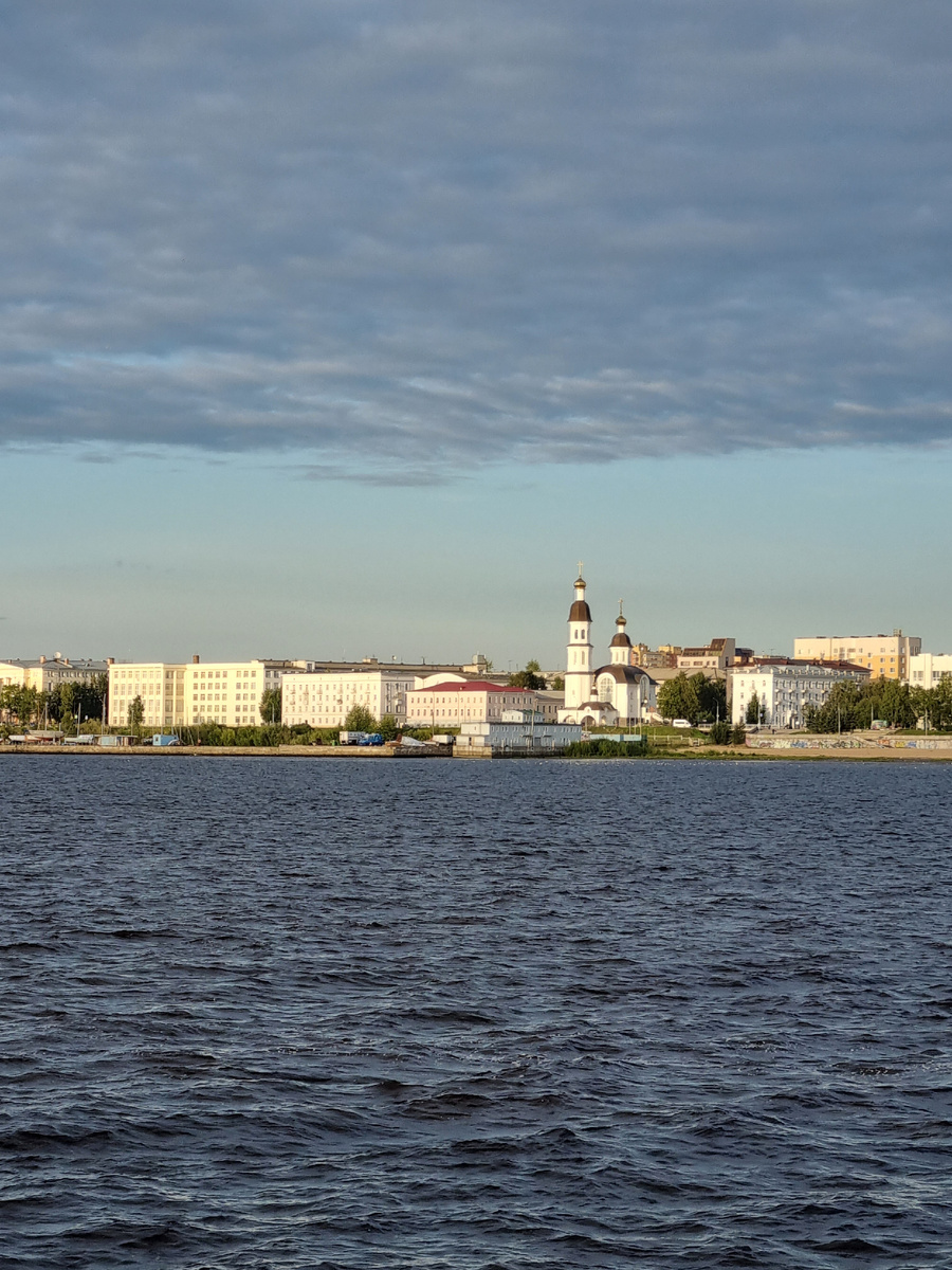 Вид на набережную г.Архангельска. С парохода "Н. В. Гоголь" Фото автора статьи.