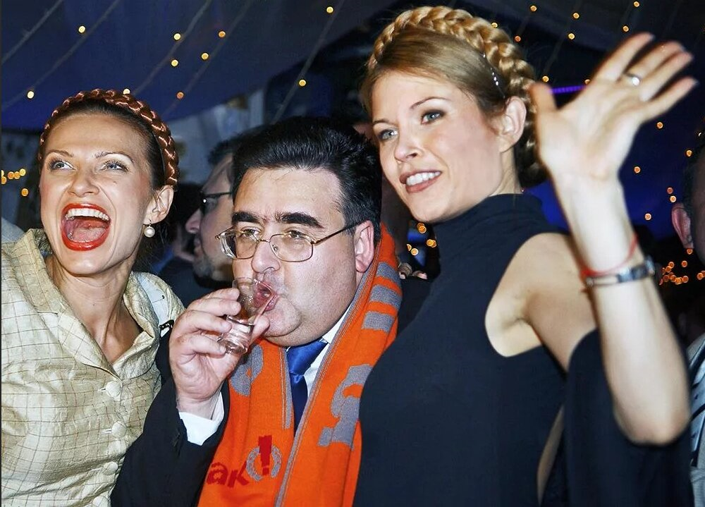 Отблистали свое, откуражились. Давно утих звон бокалов, наполненных Moet & Chandon, задорные локоны и не менее задорные декольте увяли и подверглись неизбежной силе гравитации. Прошло 20 лет...-10