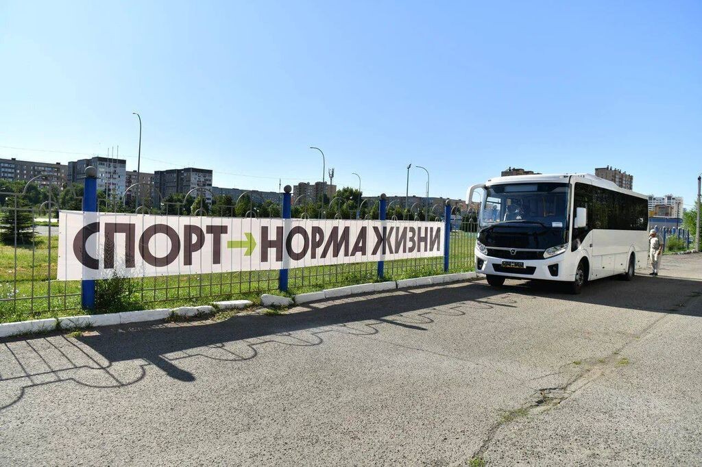Спортивной школе олимпийского резерва № 2 Оренбурга купили новый автобус. На нем спортсменов будут возить к месту проведения соревнований и на тренировки. 
Автобус рассчитан на 30 пассажиров.-2