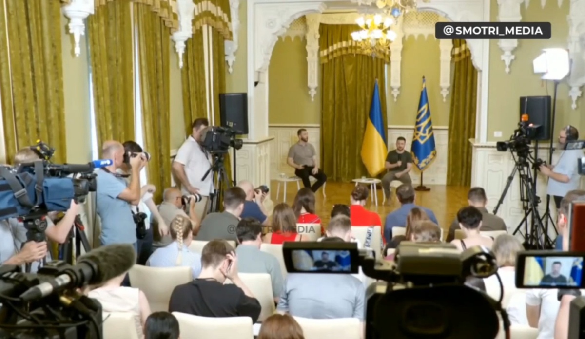 Общий план пресс-конференций даëт понять насколько малочисленный и скромный этот зал.
