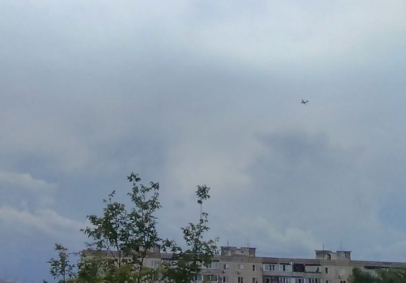Жители Оренбурга третий день фотографируют и публикуют в соцсетях кадры и видеозаписи необычного самолета, который кружит над областным центром.