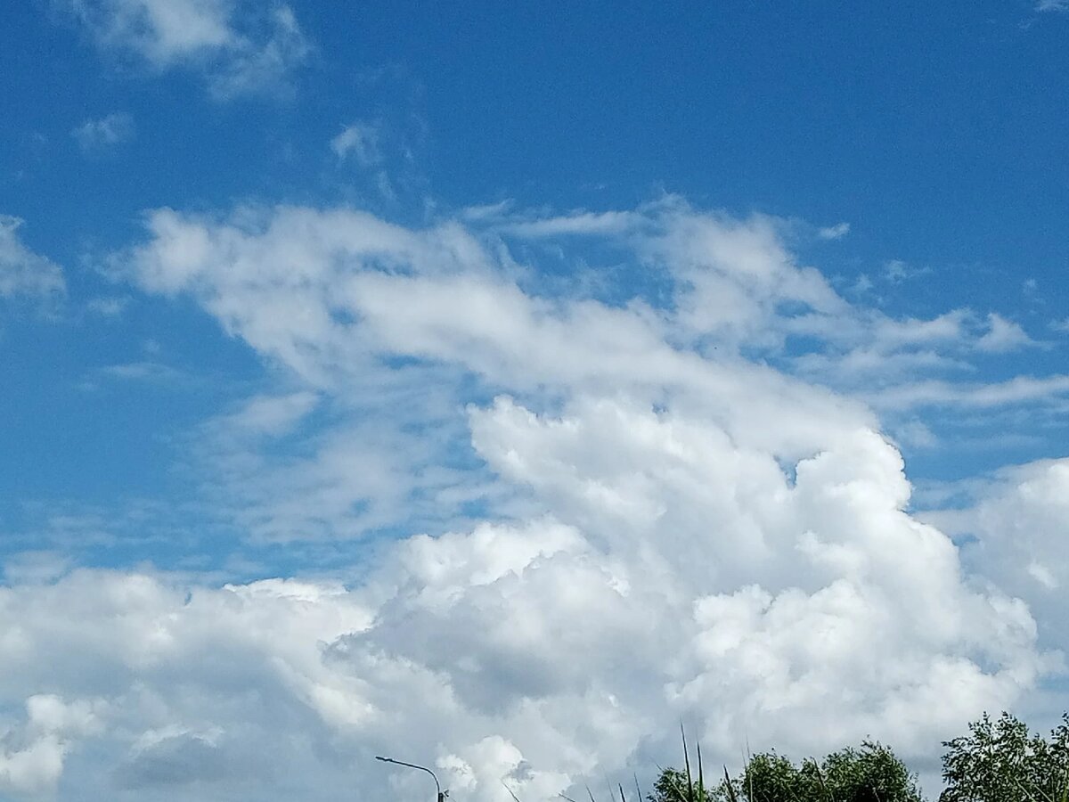 Ну и небо....куда ж без него ..Небо и вода как по мне одни из главных символов свободы, а ещё ветер....