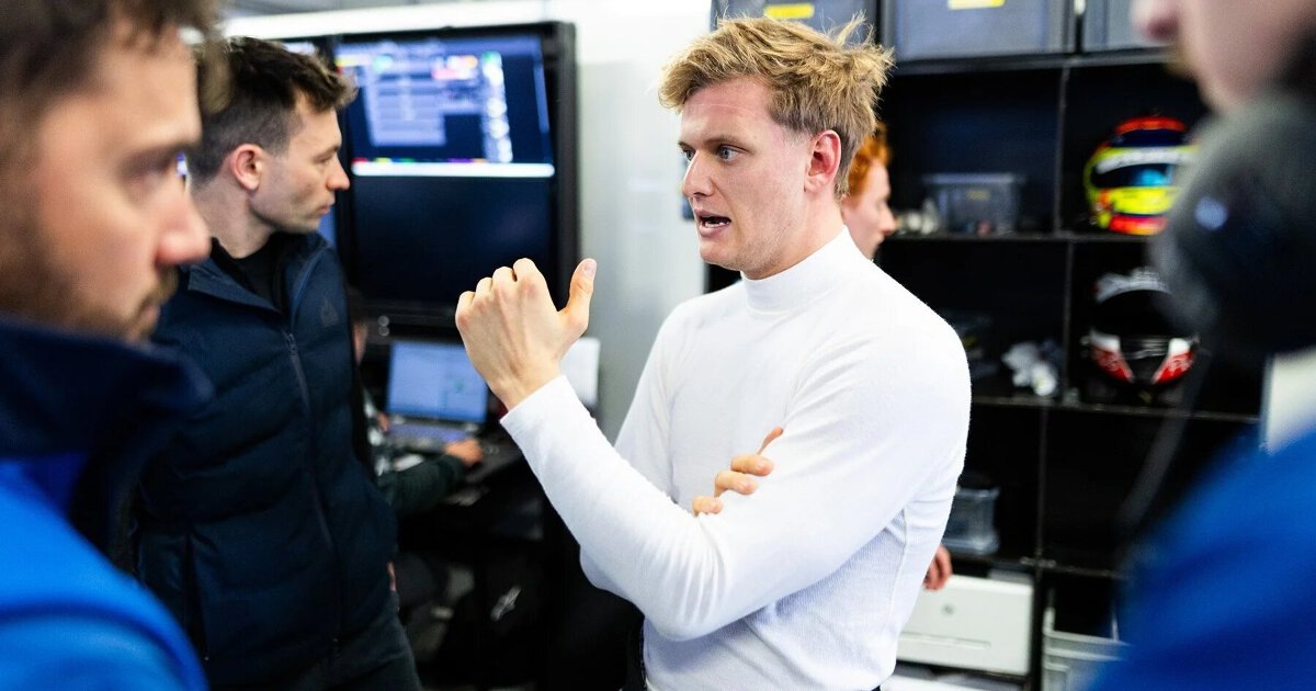 Резервный пилот «Мерседеса» в «Формуле-1» Мик Шумахер, недавно тестировавший болиды «Альпин» и «Макларена», сообщил, что ему по силам вернуться в пелотон.