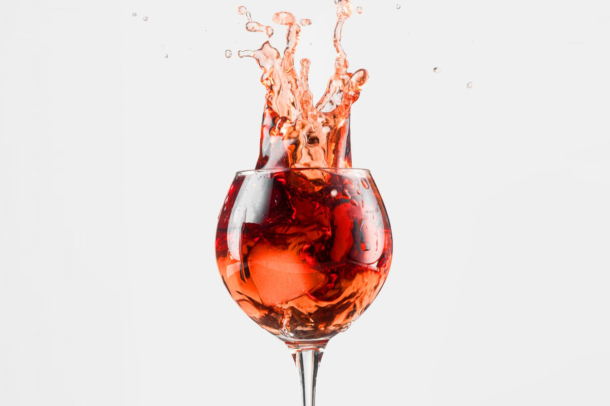     Вино каждый день и никакой спешки: эксперт по долголетию назвал 9 общих привычек людей, живущих до 100 лет и больше