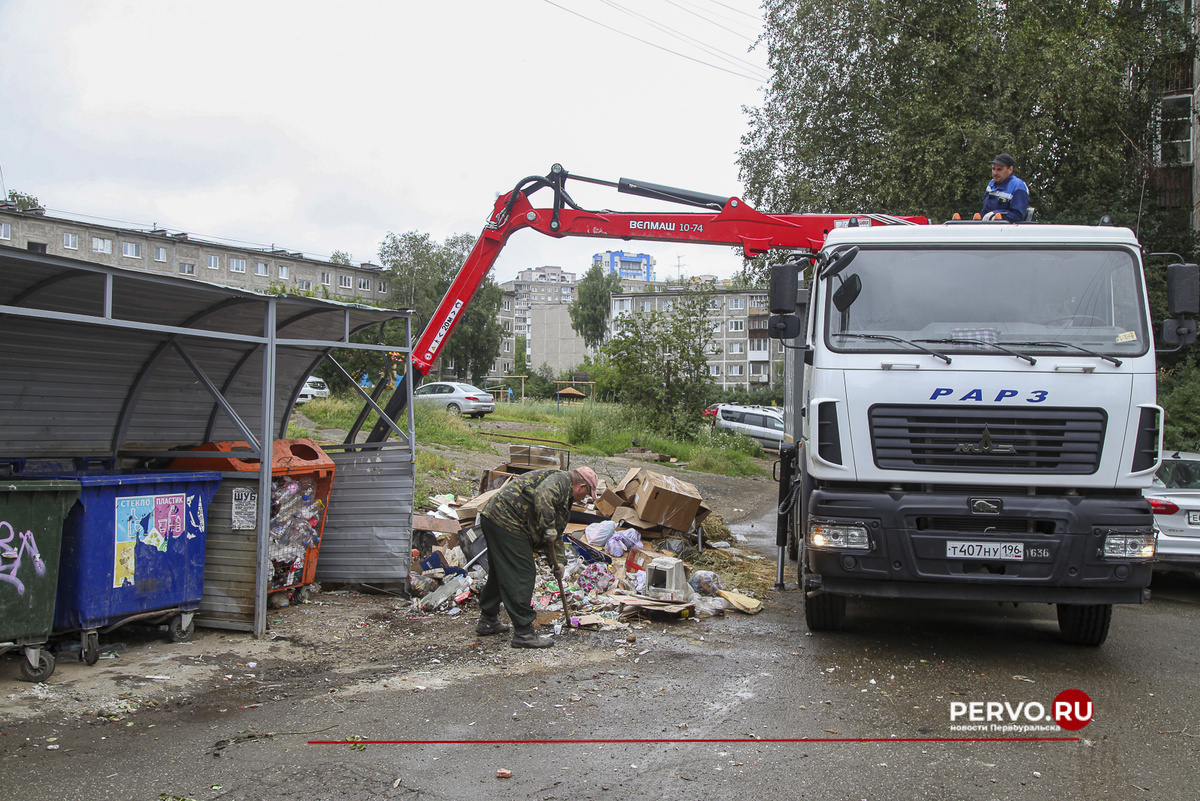 За четыре дня из Первоуральска вывезли свыше 700 тонн твердых отходов, что позволило очистить 90% контейнерных площадок городского округа к 15 июля.