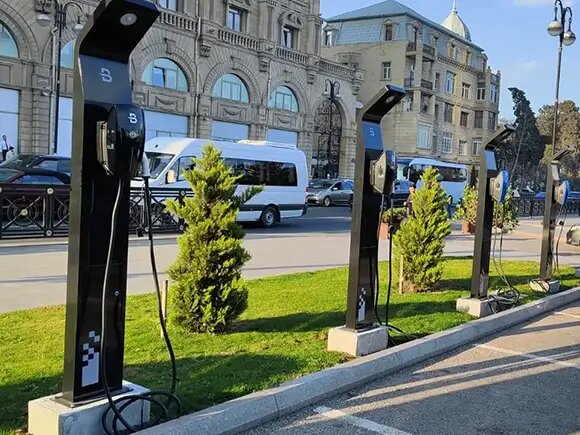 Если вы рассматриваете возможность инвестирования в зарядные станции для электромобилей для своего бизнеса, вам, вероятно, интересно узнать стоимость коммерческих зарядных станций для электромобилей.-3