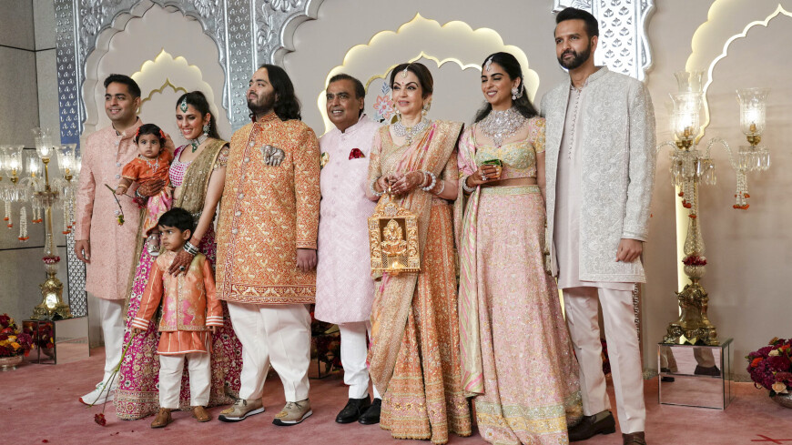 Индийские свадьбы – настолько пышное и затратное мероприятие, что многие небогатые семьи разоряются, взяв непомерный кредит на их проведение. Об этом в интервью MIR24.