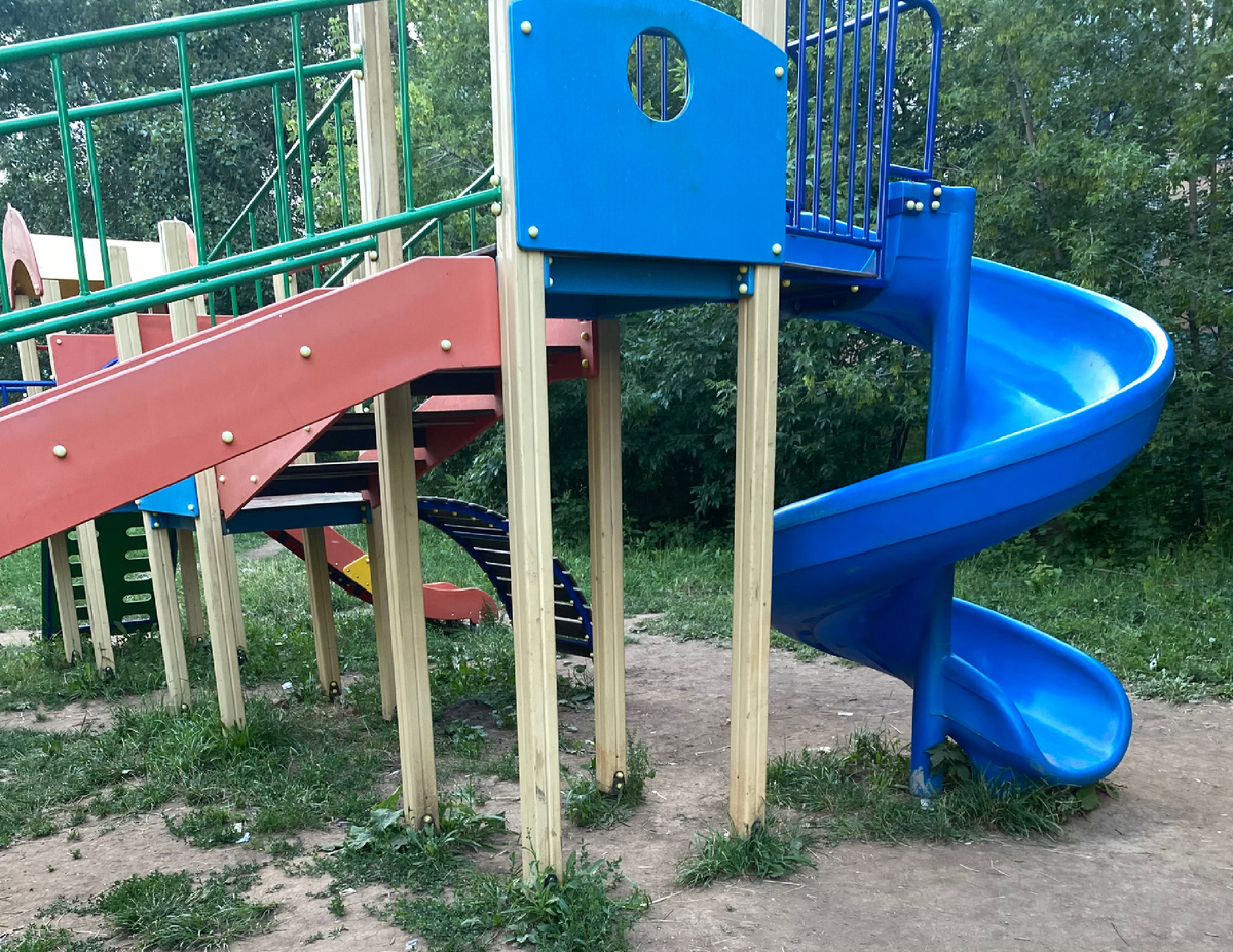 Сейчас гуляем чаще всего здесь, синяя горка это для меня нечто - либо сверху ребенка контролировать, либо снизу ловить😅👍