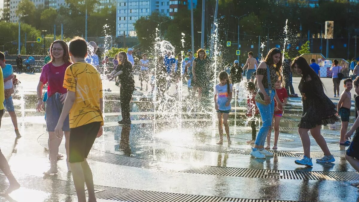 Эксперты советуют в жару носить легкую одежду, пить много воды и чаще умываться прохладной водой. Фото: 1MI