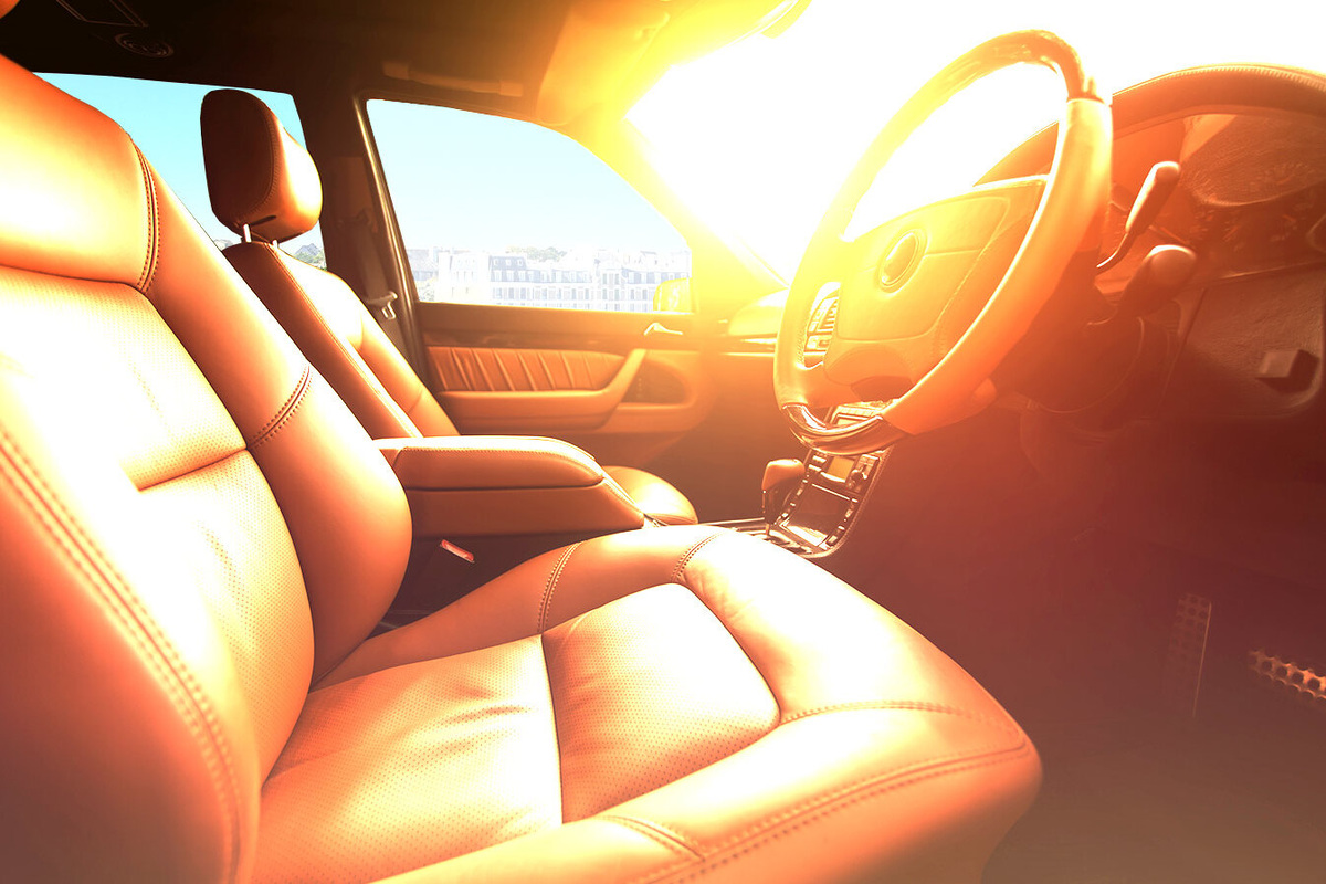     Эти 12 вещей нельзя оставлять в машине на солнцепеке: три из них вас удивят