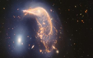  В честь двухлетия с момента публикации первых снимков, сделанных космическим телескопом «Джеймс Уэбб», NASA поделилось завораживающими изображениями слияния двух галактик.