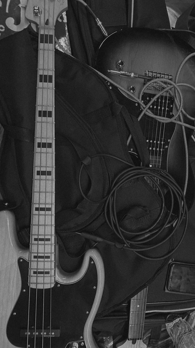 Фоткаем гитары, пока ждём своей очереди на джеме