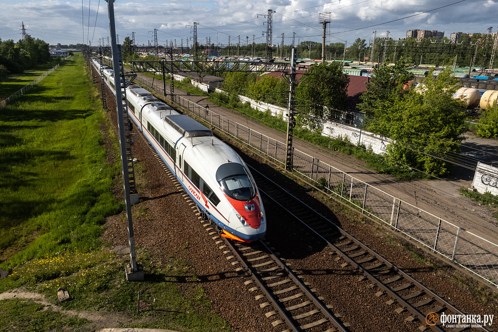 В разгар лета самый удобный способ путешествия между Петербургом и Москвой стал труднодоступен. Если вы заранее не купили билеты на «Сапсан», найти их в продаже на ближайшие дни практически невозможно.