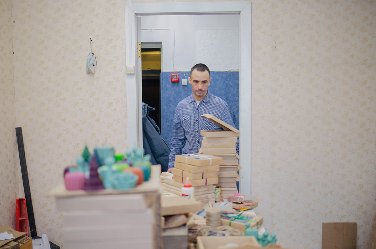 Артем первым заходит в маленькую комнату мастерской, чтобы подготовить все необходимое к работе Фото: Алина Скитович для ТД