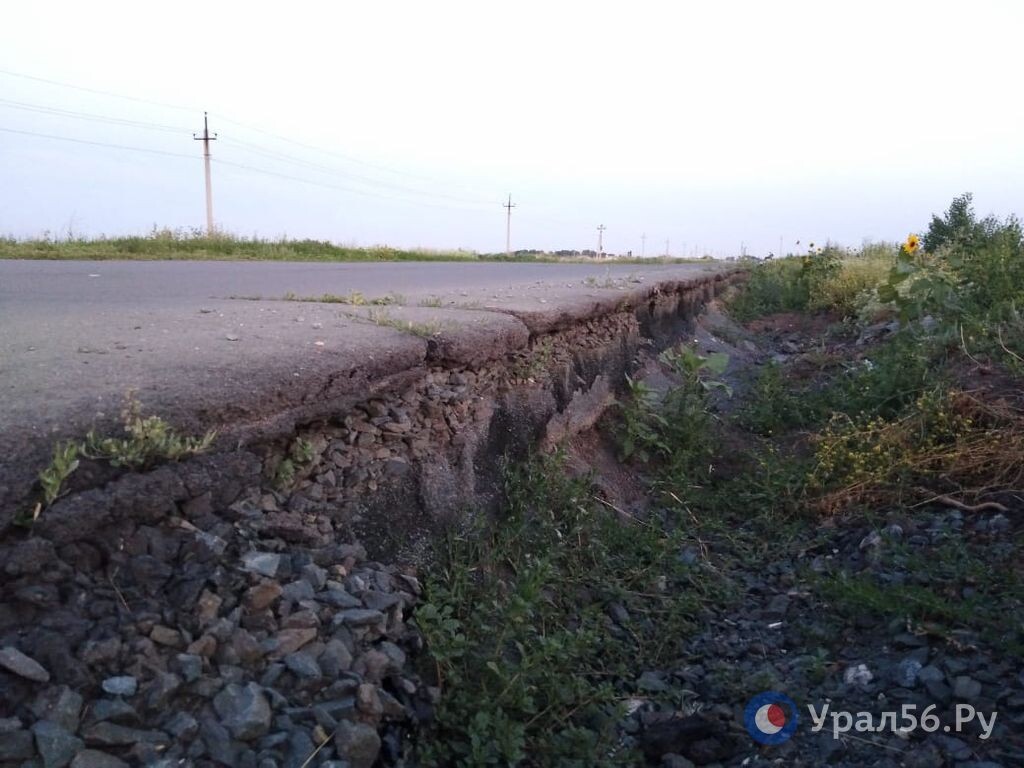 Дорога в поселок Ора Орска пострадала во время паводка. Через нее шла вода реки Орь. 
В итоге обочины размыло, образовались глубокие овраги с острыми краями асфальта, который теперь начал обваливаться.-2