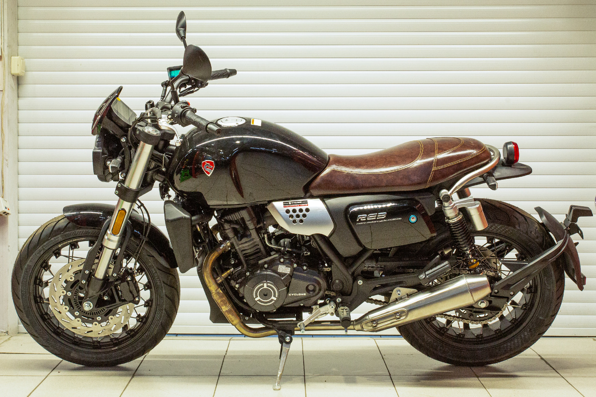 Классический дорожный мотоцикл CYCLONE RE3 (черный)