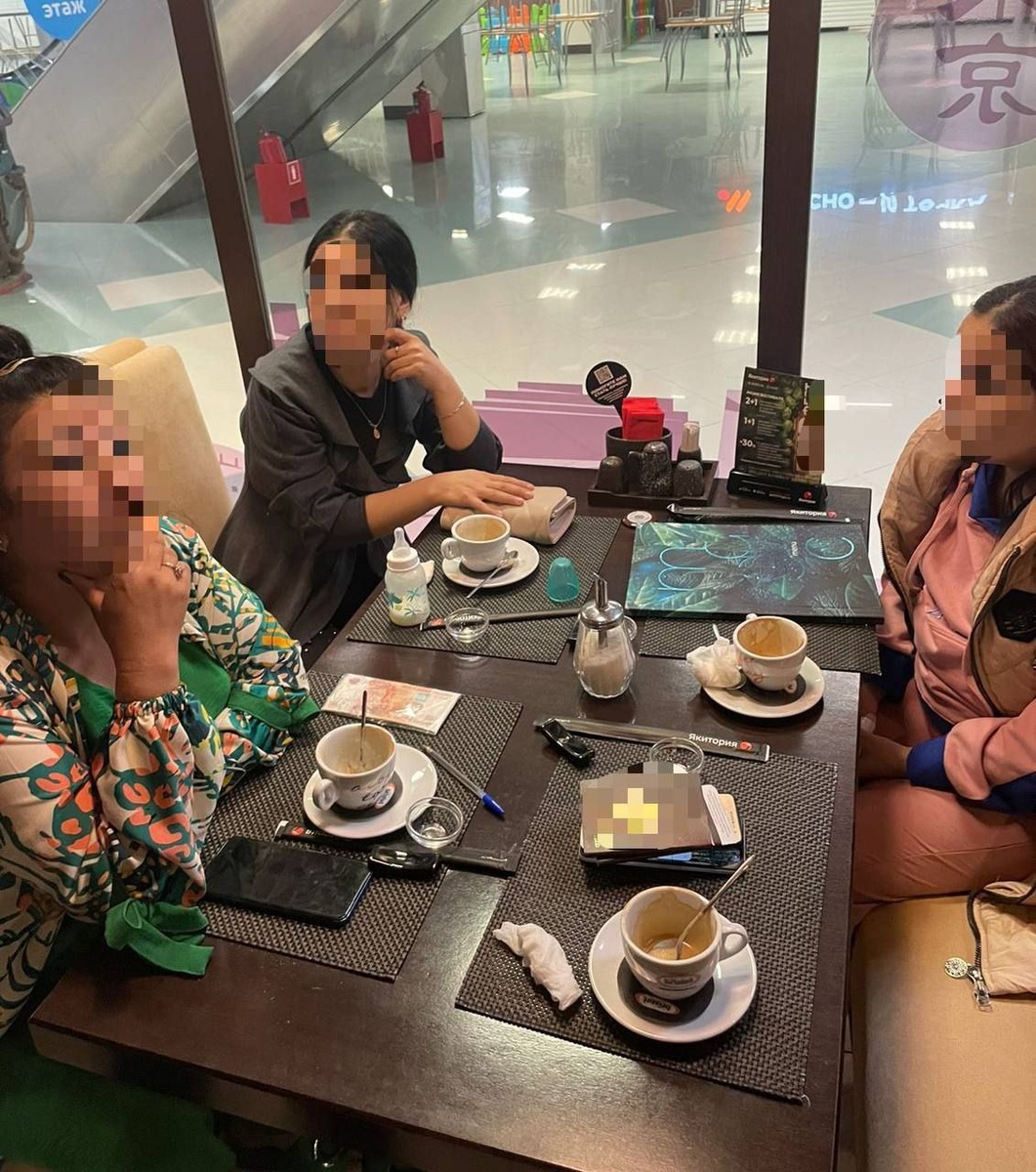 Две преступницы и подставная клиентка в кафе. Фото: прокуратура Москвы.