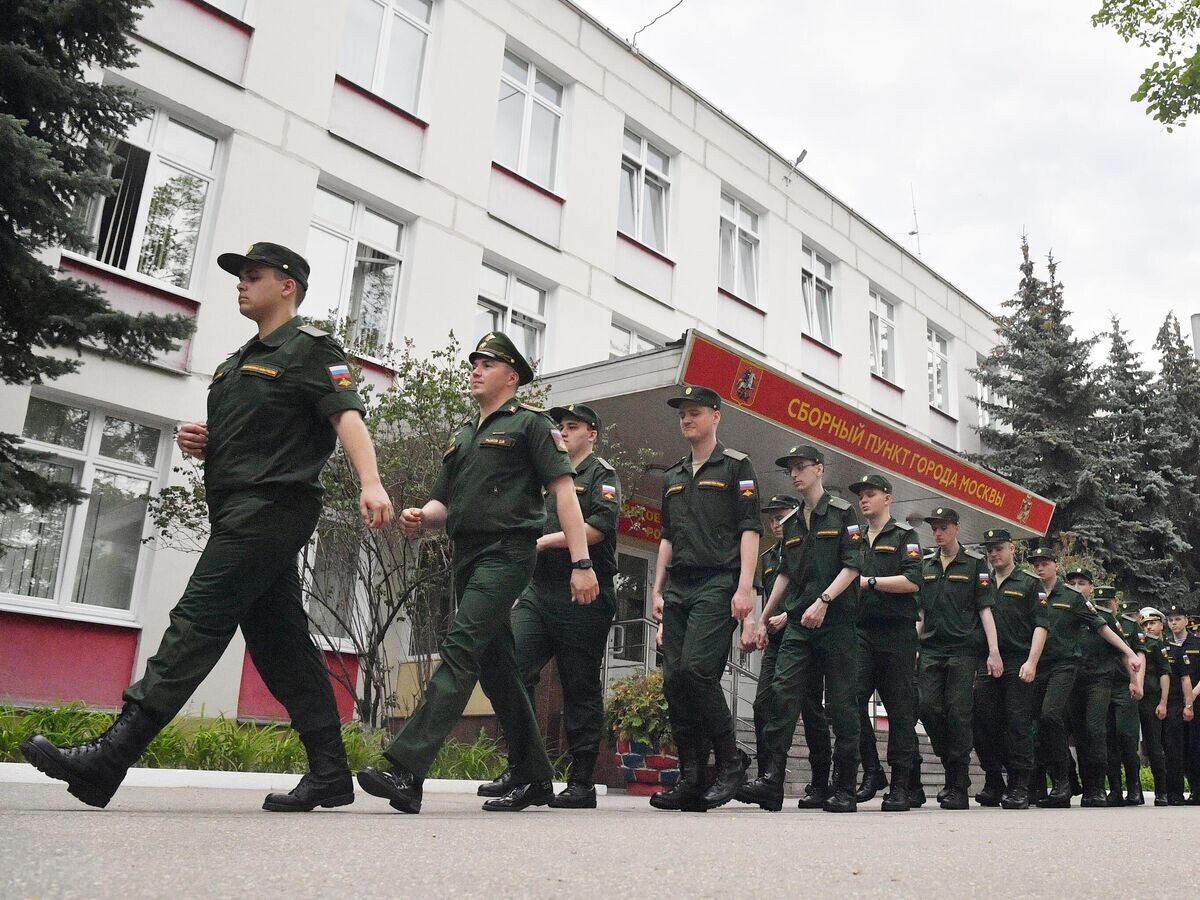    Призывники маршируют у сборного пункта военного комиссариата города Москвы© РИА Новости / Алексей Куденко