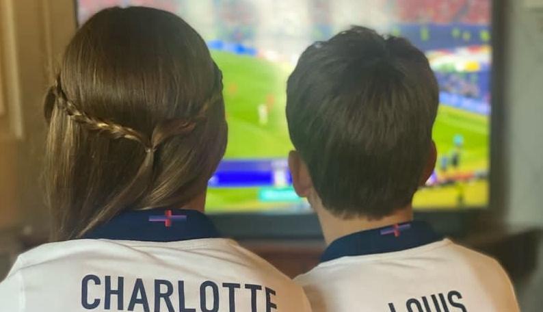  Его она опубликовала сегодня днем в социальных сетях. На фото Шарлотта и Луи смотрят матч Англия-Испания, который англичане проиграли.